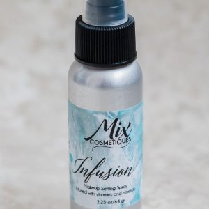 Makeup setting spray in aluminum bottle with ale vera, hyaluronic acid and sea kelp extract to keep makeup fresh all day