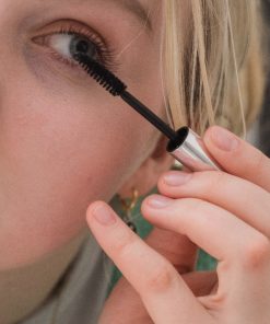 demonstrating how easy it is to use Mix Cosmetiques mascara for sensitive eyes, with natural ingredients that deliver long-lasting volume without irritation.