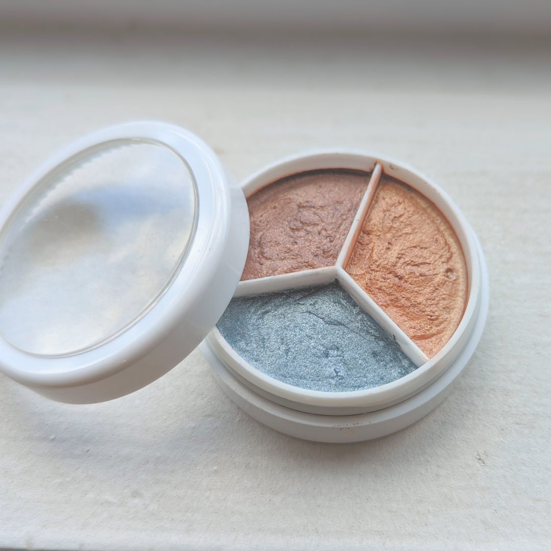 a finished 3 color makeup and eyeshadow palette from a mineral eyeshadow making workshop